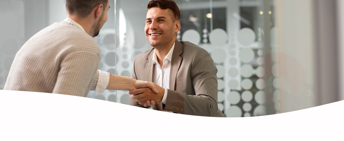 Dois homens apertando as mãos em ambiente corporativo