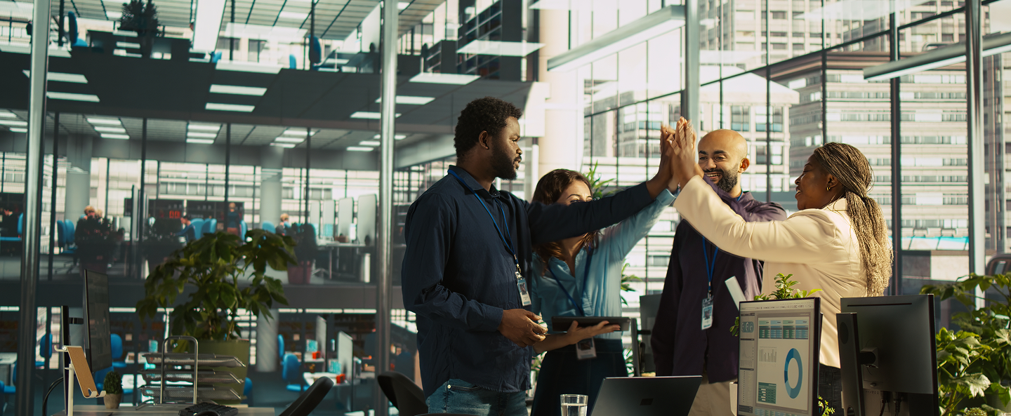 Equipe de profissionais em ambiente corporativo