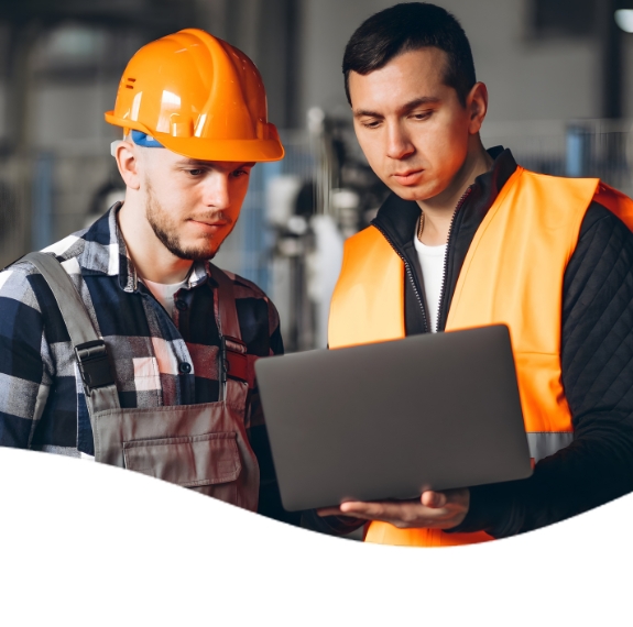 Homens em ambiente industrial com laptop