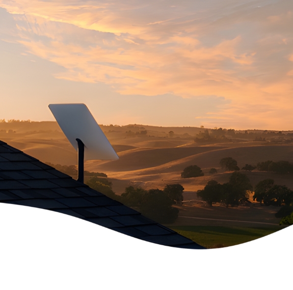 Antena Starlink em telhado com paisagem ao fundo