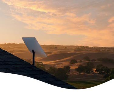 Antena Starlink em telhado com paisagem ao fundo